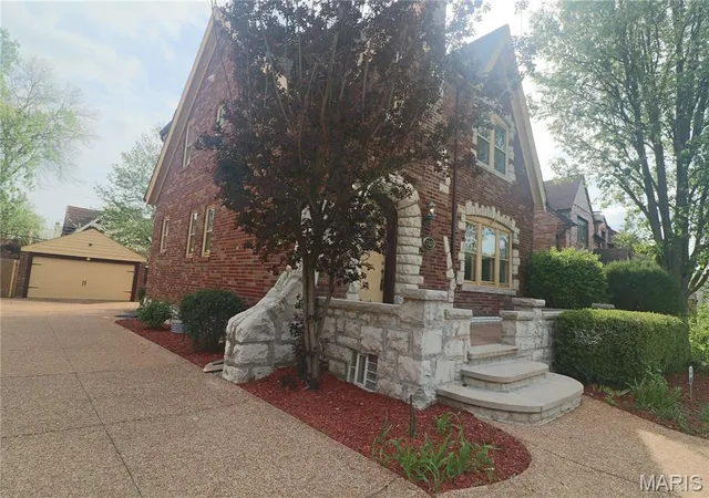 Photo 2 of Single family home for sale at 7326 Country Club Dr, St Louis, MO 63121 | MLS# MIS26015284 | Listing updated on 2026-08-20