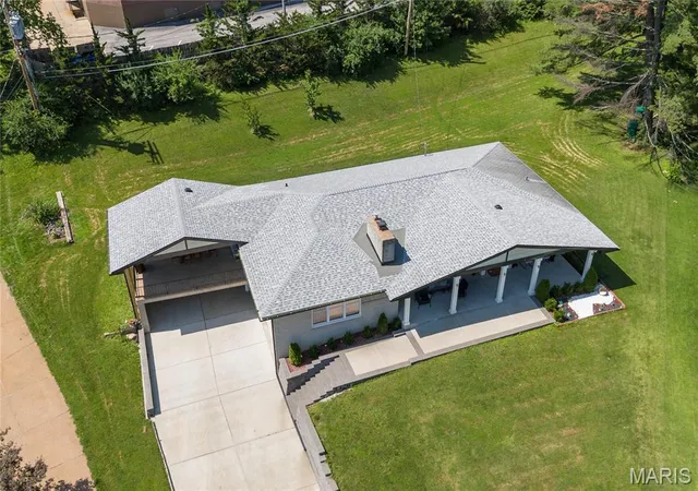 2nd image of 9443 Oakwood Manor Ln, Saint Louis, MO 63126 | MLS# MIS26015348