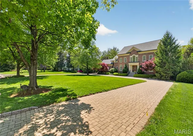 5th image of 25 Fair Oaks Dr, Saint Louis, MO 63124 | MLS# MIS26015498