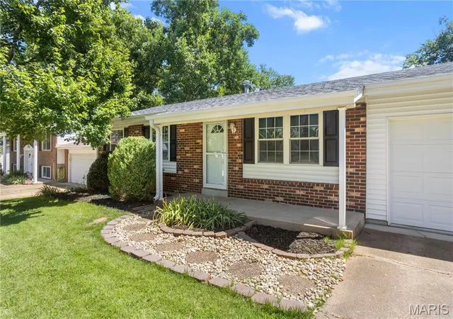 Homes for sale in Maryland Heights, MO | 2500 Wesglen Estates Dr, Maryland Heights, MO 63043 | MLS# MIS26015600