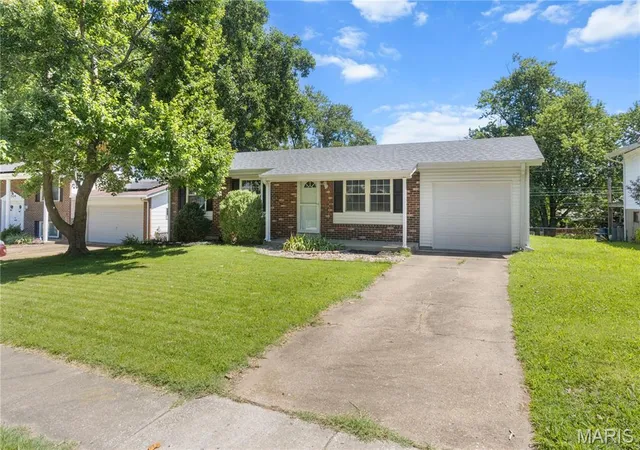 Homes for sale in Maryland Heights, MO | 2500 Wesglen Estates Dr, Maryland Heights, MO 63043 | MLS# MIS26015600