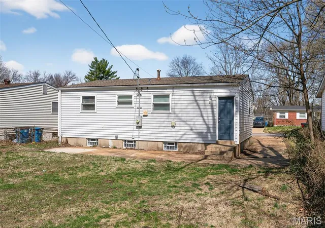 Photo 3 of Sale Pending at 1130 Congress Ave, Saint Louis, MO 63138 | MLS# MIS26015745 | Listing updated on 2026-09-22