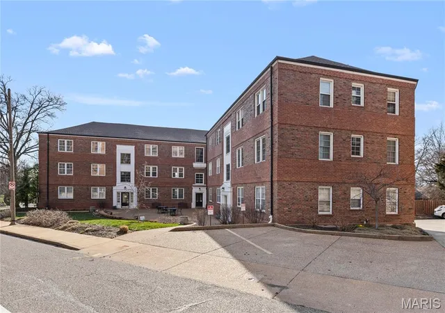 Condo for sale at 923 S Hanley Rd #A, Saint Louis, MO 63105 | MLS# MIS26015769