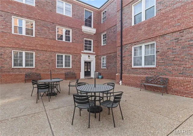 Photo 1 of Condo for sale at 923 S Hanley Rd #A, Saint Louis, MO 63105 | MLS# MIS26015769 | Listing updated on 2026-10-23