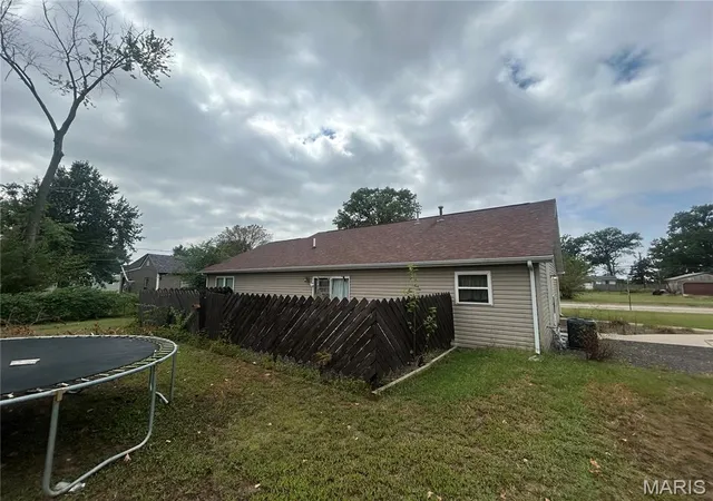 Photo 6 of Single family home for sale at 442 Sinclair Ave, South Roxana, IL 62087 | MLS# MIS26015829 | Listing updated on 2026-03-23