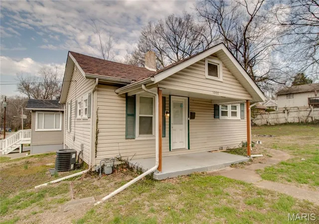 Homes for sale in Alton, IL | 1000 Willard Ave, Alton, IL 62002 | MLS# MIS26015923
