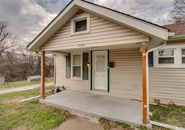 Homes for sale in Alton, IL | 1000 Willard Ave, Alton, IL 62002 | MLS# MIS26015923
