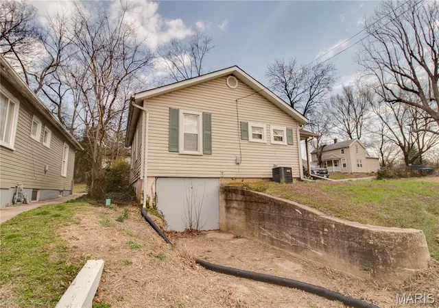 Homes for sale in Alton, IL | 1000 Willard Ave, Alton, IL 62002 | MLS# MIS26015923