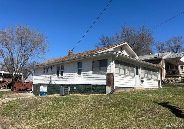 Photo 1 of Single family home for sale at 1000 Marie Ave, Alton, IL 62002 | MLS# MIS26016000 | Listing updated on 2026-04-10