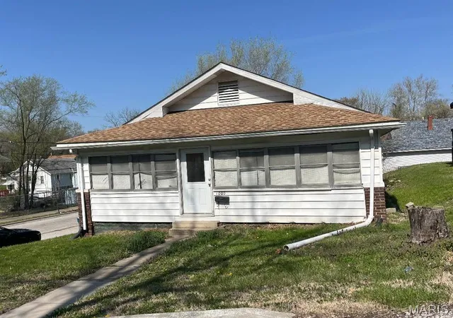 Photo 2 of Single family home for sale at 1000 Marie Ave, Alton, IL 62002 | MLS# MIS26016000 | Listing updated on 2026-04-10