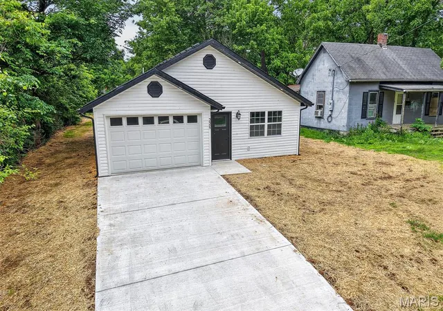 Homes for sale in Lebanon, MO | 225 Garfield St, Lebanon, MO 65536 | MLS# MIS26016036