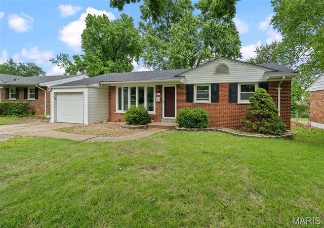 3rd image of 265 W Saint Anthony Ln, Florissant, MO 63031 | MLS# MIS26016044