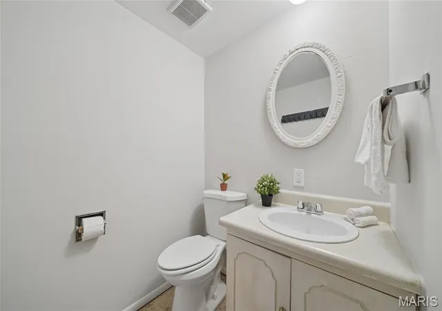 Photo 3 of Townhouse for sale at 140 Burtonwood Dr, Ballwin, MO 63011 | MLS# MIS26016295 | Listing updated on 2026-10-06
