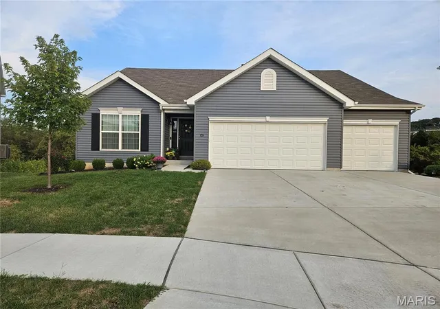 Homes for sale in Fenton, MO | 721 Creek View Dr, Fenton, MO 63026 | MLS# MIS26016389