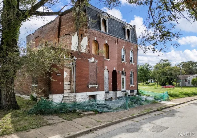 Photo 3 of Sale Pending at 1512 Palm St, Saint Louis, MO 63107 | MLS# MIS26016553 | Listing updated on 2026-08-17