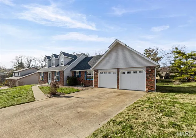 Homes for sale in Glen Carbon, IL | 231 Westglen Dr, Glen Carbon, IL 62034 | MLS# MIS26016705