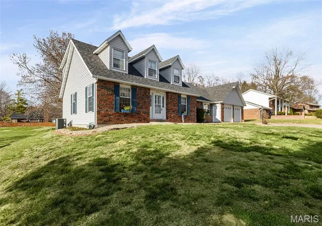 Homes for sale in Glen Carbon, IL | 231 Westglen Dr, Glen Carbon, IL 62034 | MLS# MIS26016705