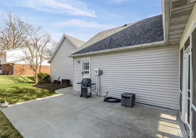 Homes for sale in Glen Carbon, IL | 231 Westglen Dr, Glen Carbon, IL 62034 | MLS# MIS26016705