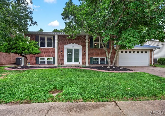 Photo 1 of Sale Pending at 547 Golfwood Dr, Ballwin, MO 63021 | MLS# MIS26016737 | Listing updated on 2026-09-02
