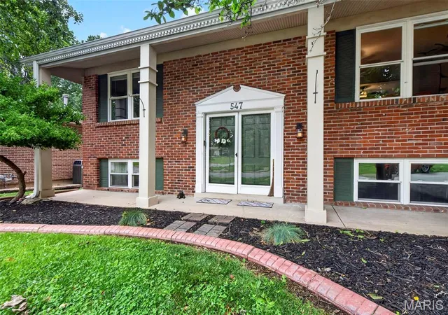 Photo 2 of Sale Pending at 547 Golfwood Dr, Ballwin, MO 63021 | MLS# MIS26016737 | Listing updated on 2026-09-02