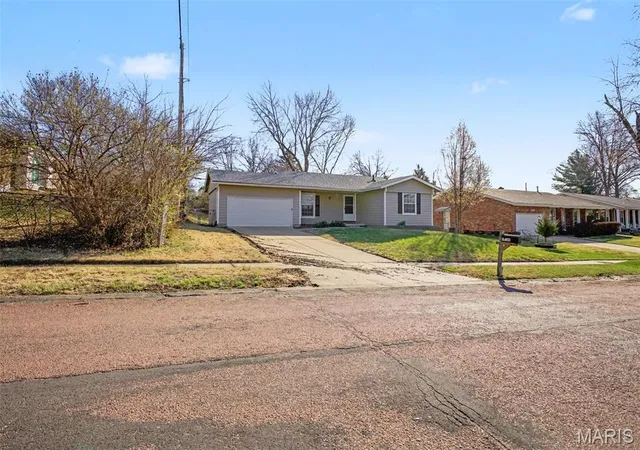 2nd image of 11786 Macrinus Dr, Florissant, MO 63033 | MLS# MIS26016943