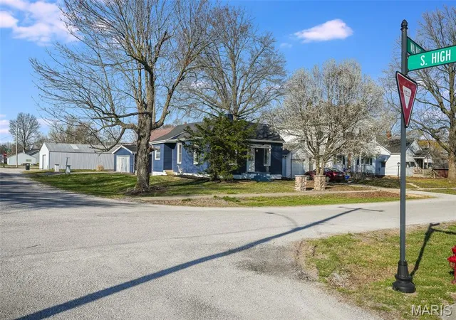 Homes for sale in Alhambra, IL | 601 Walnut St, Alhambra, IL 62001 | MLS# MIS26017001