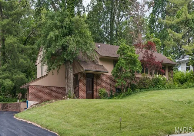 Homes for sale in Creve Coeur, MO | 14 Tealwood Dr, Creve Coeur, MO 63141 | MLS# MIS26017055