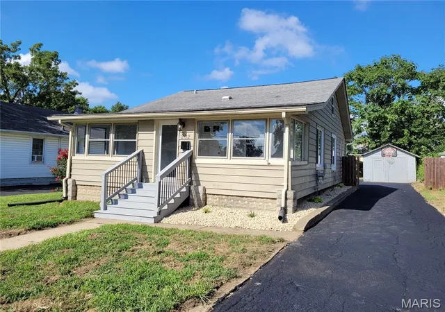 Homes for sale in Alton, IL | 202 Wisconsin Ave, Alton, IL 62002 | MLS# MIS26017304