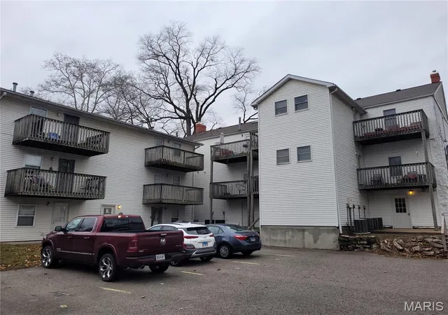 Homes for sale in Alton, IL | 2705 College Ave, Alton, IL 62002 | MLS# MIS26017583
