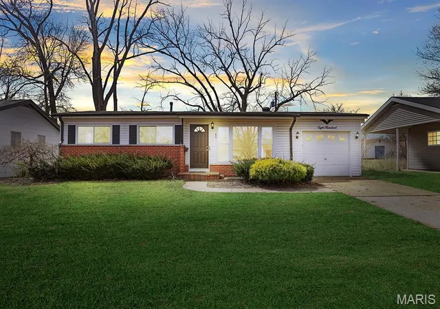 Photo 2 of Sale Pending at 800 Babler Dr, Florissant, MO 63031 | MLS# MIS26017658 | Listing updated on 2026-09-23