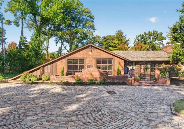 Photo 2 of Single family home for sale at 10 Vouga Ln, Saint Louis, MO 63131 | MLS# MIS26017771 | Listing updated on 2026-10-20