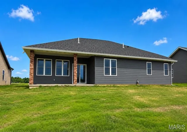 Photo 2 of Single family home for sale at 205 E Larkspur Ct, Hannibal, MO 63401 | MLS# MIS26017908 | Listing updated on 2026-09-14