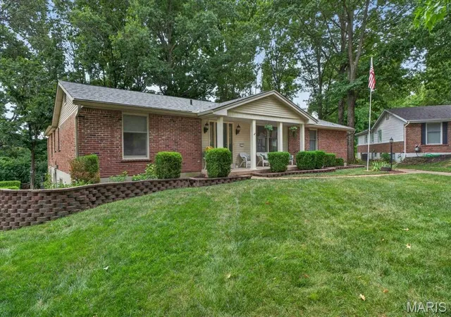2nd image of 7 Springlake Ct, Ballwin, MO 63011 | MLS# MIS26017982