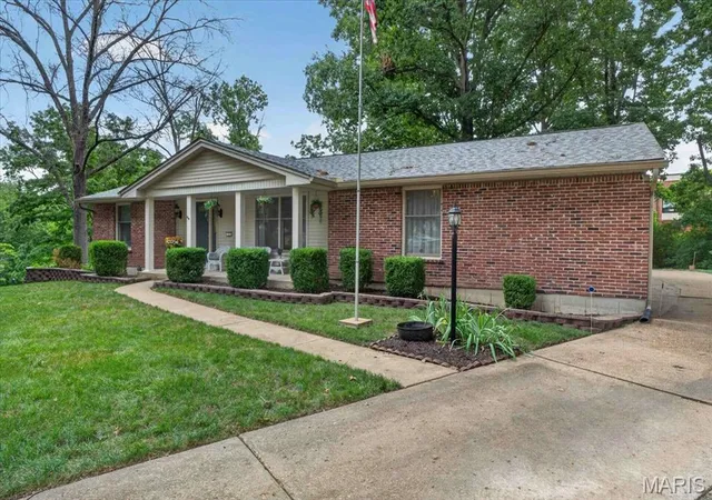 Photo 3 of Sale Pending at 7 Springlake Ct, Ballwin, MO 63011 | MLS# MIS26017982 | Listing updated on 2026-08-08