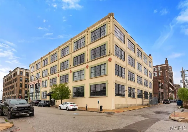 2nd image of 2201 Locust St, St Louis, MO 63103