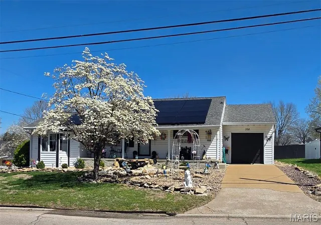 Homes for sale in Chester, IL | 328 Van Zant St, Chester, IL 62233 | MLS# MIS26018226