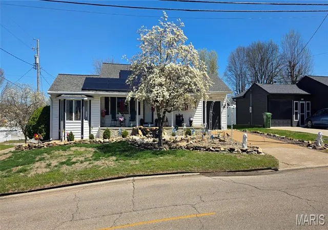 Homes for sale in Chester, IL | 328 Van Zant St, Chester, IL 62233 | MLS# MIS26018226