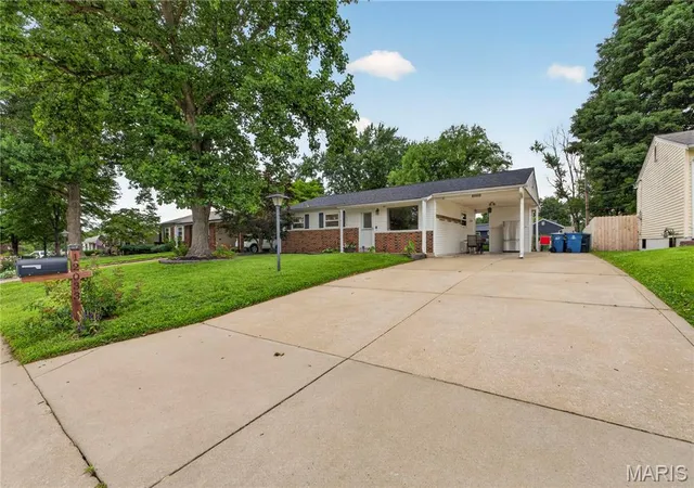 Homes for sale in Maryland Heights, MO | 12033 Colonial Dr, Maryland Heights, MO 63043 | MLS# MIS26018388