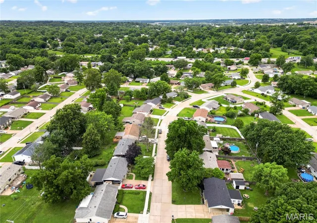 Homes for sale in Maryland Heights, MO | 12033 Colonial Dr, Maryland Heights, MO 63043 | MLS# MIS26018388