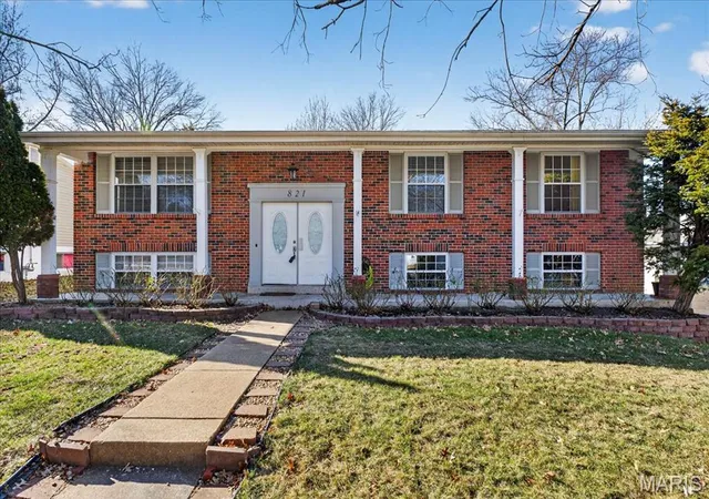 Homes for sale in Manchester, MO | 821 Courtland Pl, Manchester, MO 63021 | MLS# MIS26018422