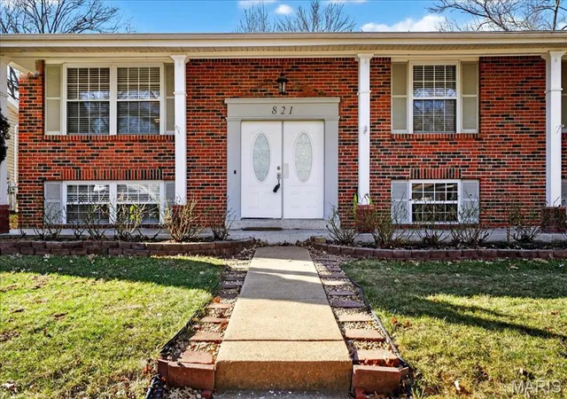 Homes for sale in Manchester, MO | 821 Courtland Pl, Manchester, MO 63021 | MLS# MIS26018422
