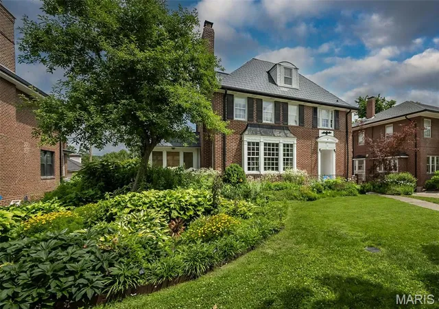 Photo 1 of Mansion for sale at 77 Aberdeen Pl, Saint Louis, MO 63105 | MLS# MIS26018466 | Listing updated on 2026-09-14