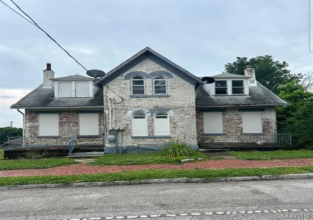 1st image of 427 E 4th St, Alton, IL 62002 | MLS# MIS26018482