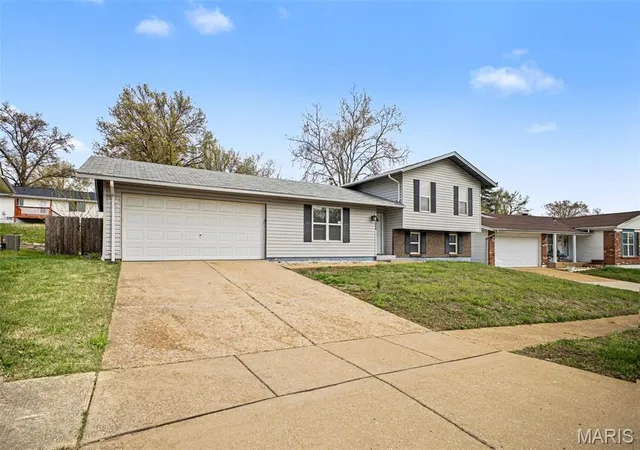 Photo 3 of Single family home for sale at 1839 Lakemont Ln, Saint Louis, MO 63138 | MLS# MIS26018609 | Listing updated on 2026-09-25