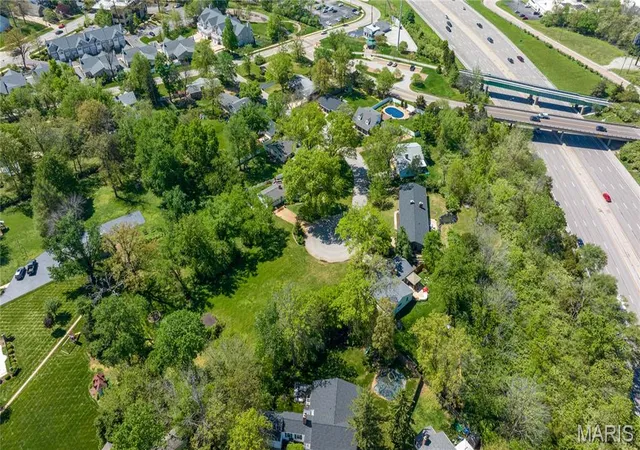 3rd image of 7 A Melshire Ct, Saint Louis, MO 63122 | MLS# MIS26018759
