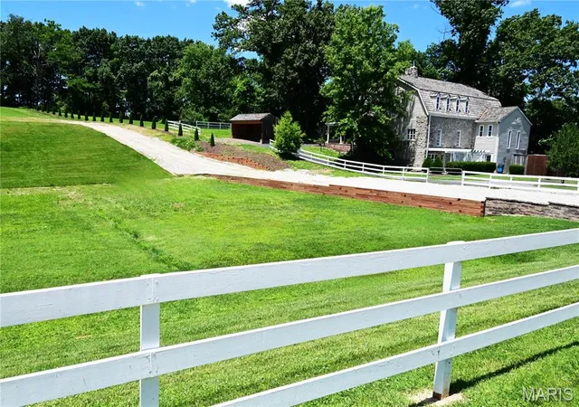 15th image of 63 S Woods Mill Rd, Chesterfield, MO 63017 | MLS# MIS26018882