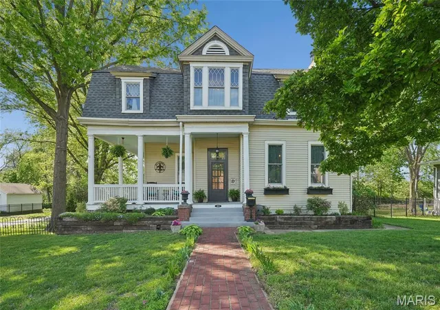 Photo 1 of Single family home for sale at 33 S Laclede Station Rd, Saint Louis, MO 63119 | MLS# MIS26018894 | Listing updated on 2026-09-14