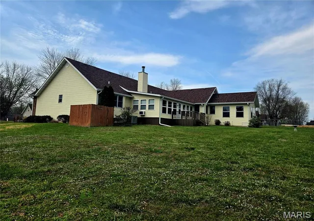 Photo 3 of Single family home for sale at 909 Daytona Dr, Lebanon, MO 65536 | MLS# MIS26018916 | Listing updated on 2026-10-07