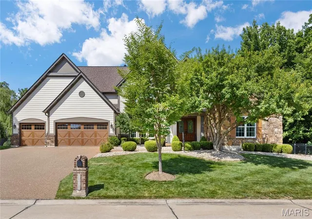 Photo 2 of Mansion for sale at 4046 Austin Dr, Saint Charles, MO 63304 | MLS# MIS26018966 | Listing updated on 2026-09-14