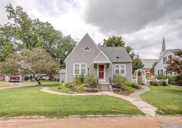 Photo 1 of Single family home for sale at 111 W Barr Pl, Jerseyville, IL 62052 | MLS# MIS26019043 | Listing updated on 2026-08-10
